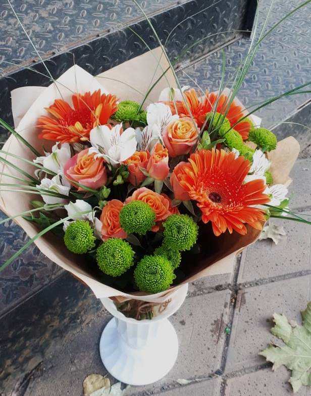 Букет цветов из: Герберы, Хризантемы, Альстромерии и Розы в Междуреченском
