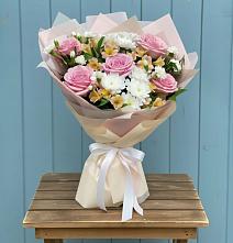 Букет цветов из:  Гвоздики, Орхидеи и Розы в Междуреченском