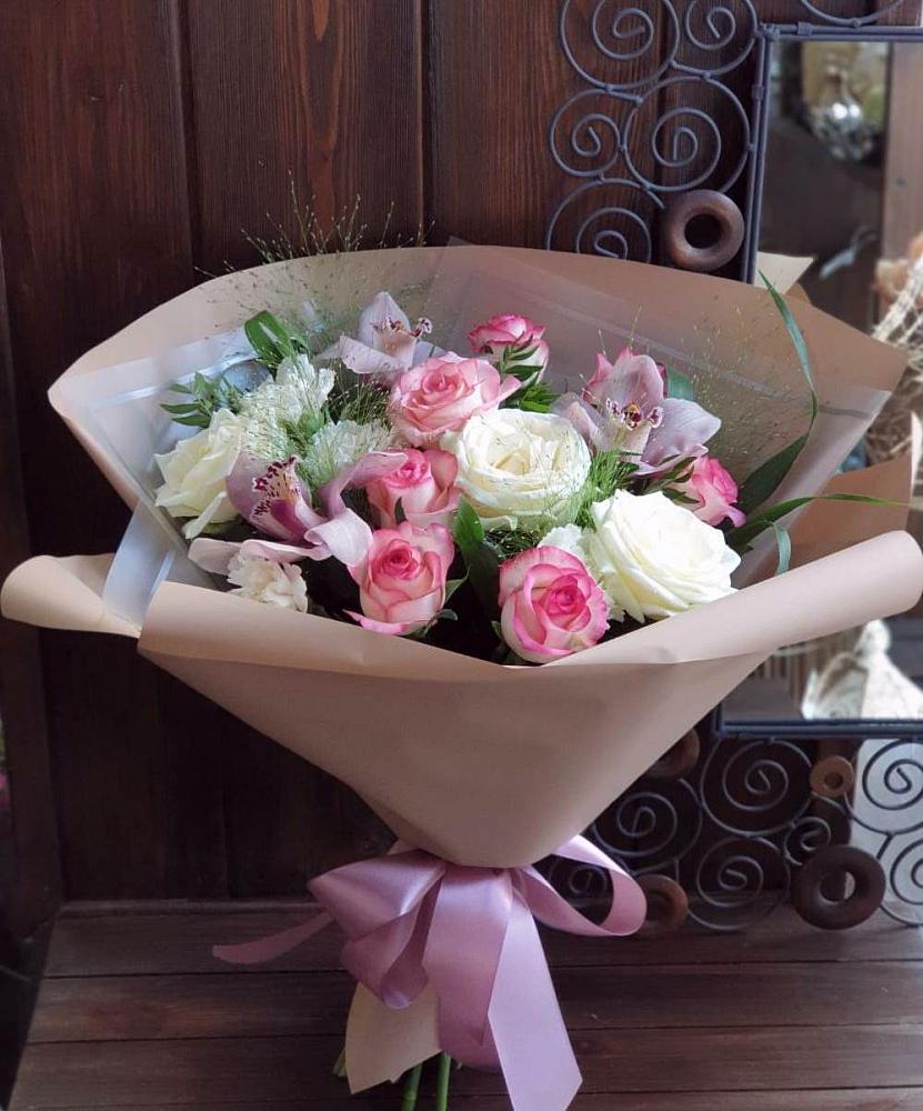 Букет цветов из: Гвоздики, Орхидеи, Розы и Хризантемы в Междуреченском