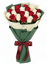 Букет Микс из красных и белых роз в Междуреченском