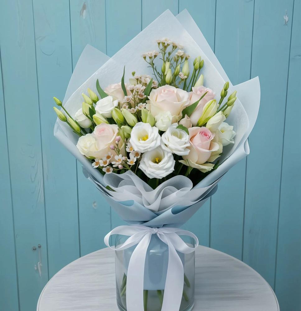 Букет цветов из: Розы и Лизиантусы в Междуреченском