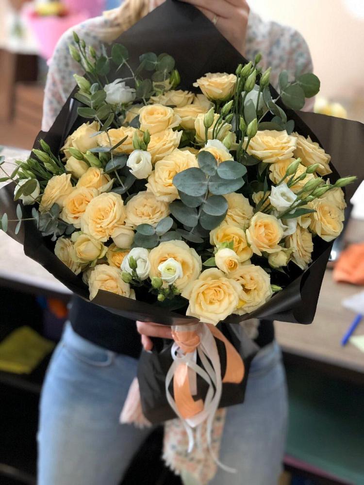 Букет цветов из: Розы и Лизиантусы в Междуреченском