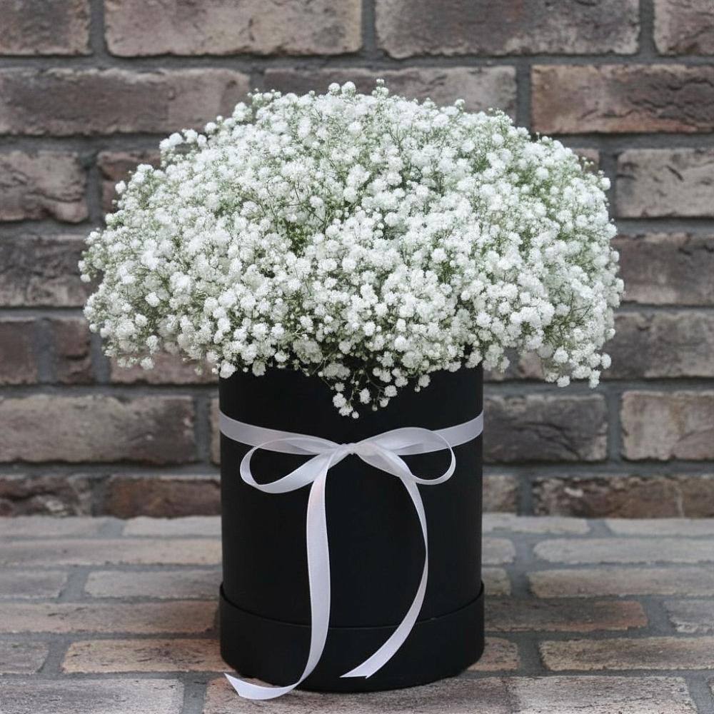 Цветочная композиция из Гипсофила в шляпной коробке в Междуреченском