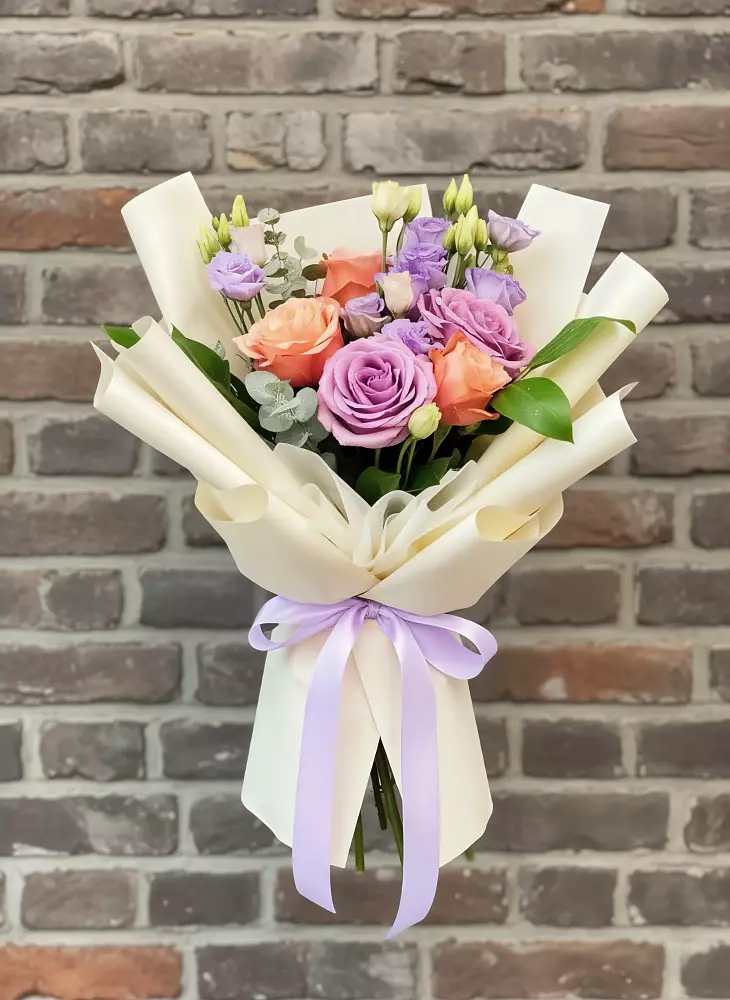 Букет цветов из: Лизиантусы и Розы в Междуреченском