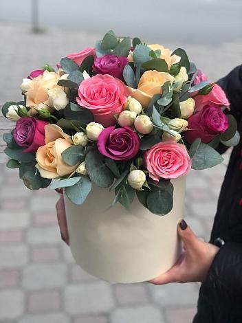 Цветочная композиция из Розы в шляпной коробке в Междуреченском