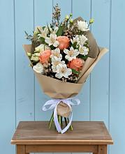 Букет цветов из:  Альстромерии, Лизиантусы, Розы и Хризантемы в Междуреченском