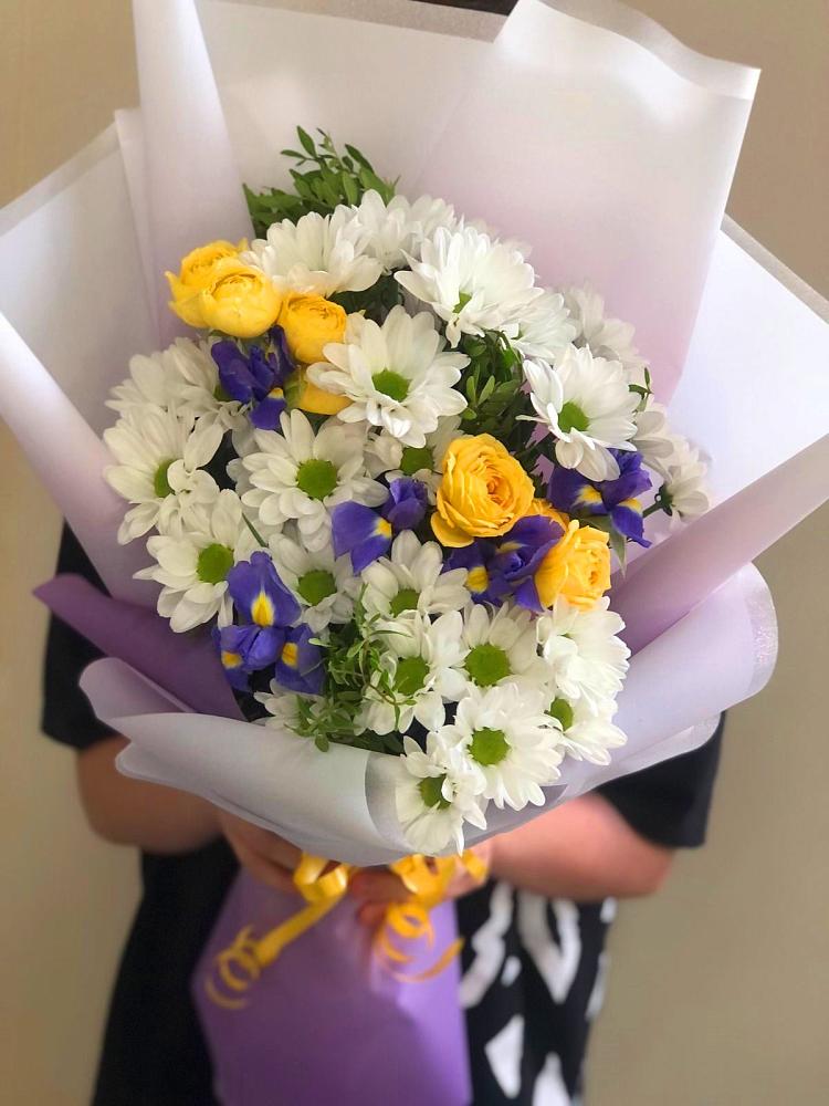 Букет цветов из: Ирисы, Хризантемы и Розы в Междуреченском