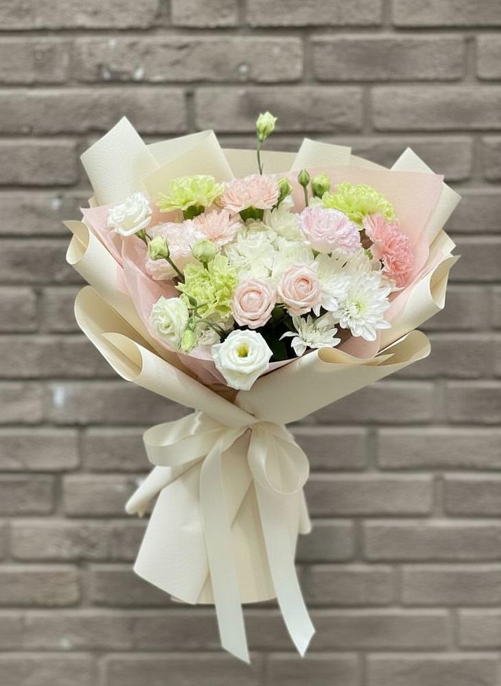 Букет цветов из: Гвоздики, Розы, Лизиантусы и Хризантемы в Междуреченском