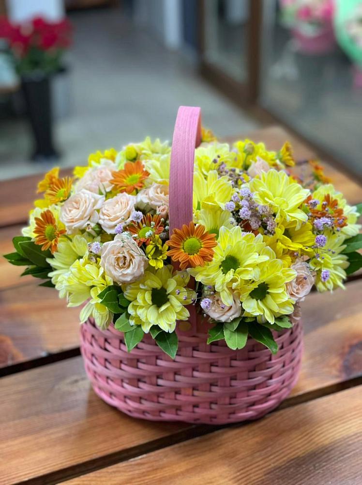 Цветочная композиция из Хризантемы и Розы в корзине в Междуреченском