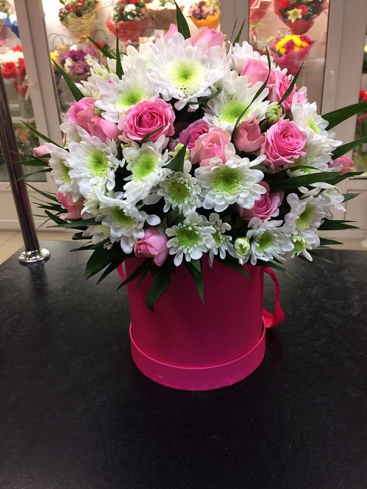 Цветочная композиция из Розы и Хризантемы в шляпной коробке в Междуреченском