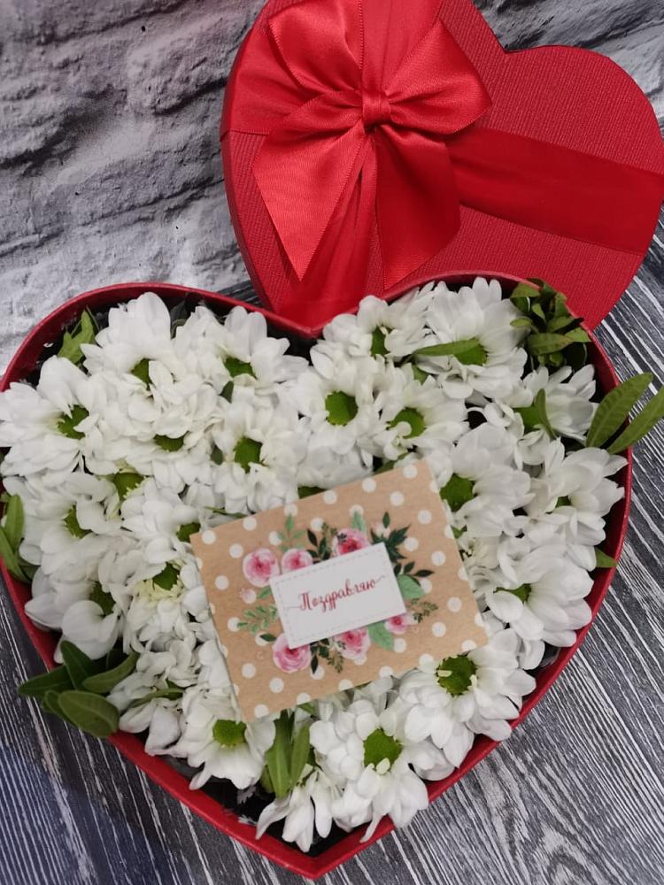 Цветочная композиция из Хризантемы в виде сердца в Междуреченском