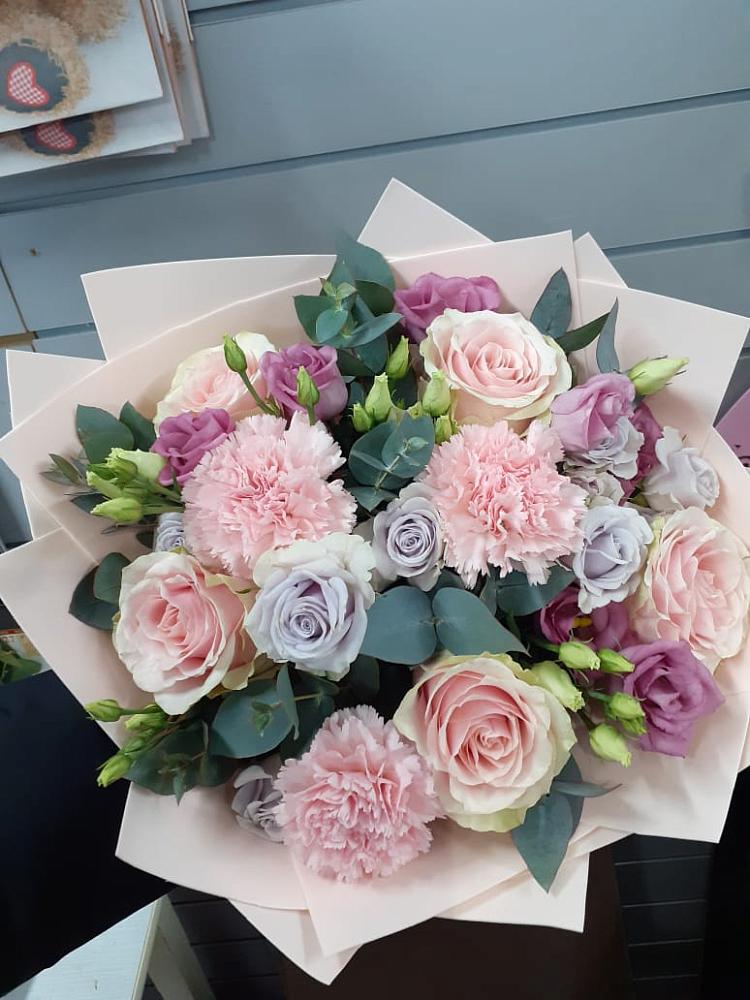 Букет цветов из: Розы, Гвоздики и Лизиантусы в Междуреченском