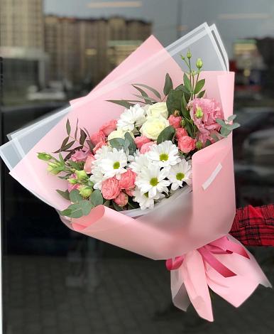Букет цветов из: Розы, Лизиантусы и Хризантемы в Междуреченском