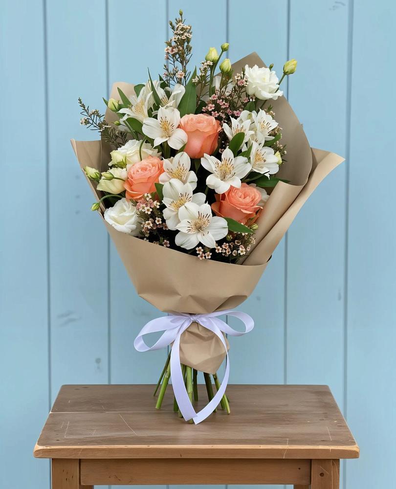 Букет цветов из: Альстромерии, Лизиантусы, Розы и Хризантемы в Междуреченском