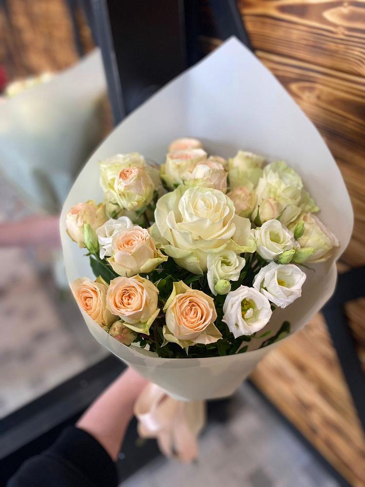 Букет цветов из: Розы и Лизиантусы в Междуреченском